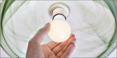 Simply Conserve Standard LED Lightbulb  9W, 2700K (warm light)_Lifestyle